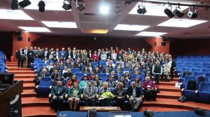 Kongre katılımcılarının Prof. Dr. Zekiye Çınar&rsquo;la resmi